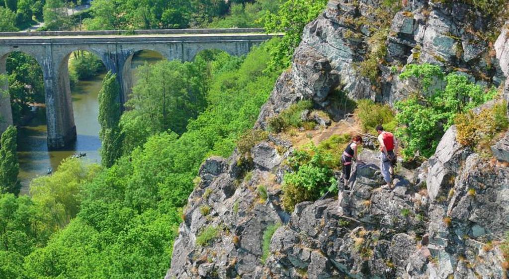 Camping Des Rochers Des Parcs Clecy Exterior photo